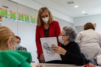Conchita Ruiz Caballero, durante su visita al centro de día de la Asociación de Familiares de Enfermos de Alzheimer de la Región de Murcia (2)