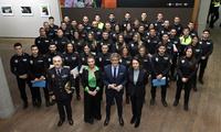 El consejero de Economía, Hacienda, Fondos Europeos y Administración Digital, Luis Alberto Marín, junto con los 47 nuevos agentes de policía loca...