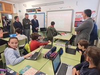 El consejero Víctor Marín durante su visita al CEIP La Santa Cruz de Caravaca de la Cruz.