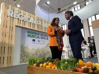 El consejero de Agricultura, Antonio Luengo, y su homóloga andaluza, Carmen Crespo, en la Feria Fruit Logistica