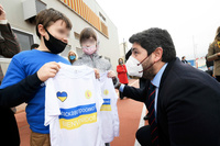El presidente de la Comunidad, Fernando López Miras, durante la visita que realizó a un colegio de la Región de Murcia que acoge a niños ucranianos...