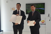 El consejero de Fomento e Infraestructuras, José Ramón Díez de Revenga, y el director ejecutivo de movilidad de Repsol, José Barreiro, tras la firma...