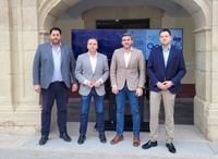 El consejero Antonio Luengo (2d) y el alcalde de Abanilla, José Antonio Blasco (2i), a las puertas del Ayuntamiento de la localidad.