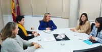 Reunión de la consejera de Política Social, Familia e Igualdad, Conchita Ruiz Caballero, con la presidenta de la Asociación de Ucranianos de la Región de Murcia, Larysa Ponomarenko,  y otros miembros de la asociación