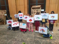 Los niños que participaron en uno de los talleres del MAM muestran sus trabajos.