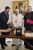 El presidente Fernando López Miras ha entregado obsequios representativos de la Región a Su Santidad el Papa Francisco