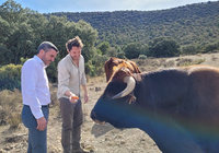 El consejero Antonio Luengo, durante su visita a la finca La Junquera.