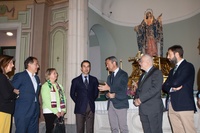 El consejero de Presidencia, Turismo, Cultura, Juventud, Deportes y Portavocía, Marcos Ortuño, junto a representantes de cofradías que han asistido...