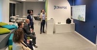 El director general del Mar Menor, Víctor Serrano, atiende las explicaciones en su visita al centro tecnológico Dinapsis en Madrid