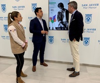 El director general de Juventud, José Manuel López, el alcalde de San Javier, José Miguel Luengo, y la concejala de Juventud, Isabel Madrid, esta...