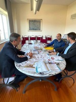 El consejero de Presidencia, Turismo, Cultura, Juventud, Deportes y Portavocía, Marcos Ortuño, con Lorenzo Guiness, de Guiness Travel, una de las...