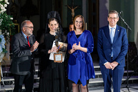 Isabel Franco entrega el primer premio del IX Concurso Nacional de Saetas de Cartagena a la cantaora María Ángeles Cruzado (2)