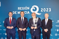 El consejero de Presidencia, Turismo, Cultura, Juventud, Deportes y Portavocía, Marcos Ortuño, y el director general de Competitividad y Calidad Turísticas, Carlos Peñafiel, junto con los representantes del ICTE, antes de comenzar el acto de entrega de distinciones.  