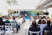 El congreso, realizado al aire libre, ha reunido a numerosos asistentes.