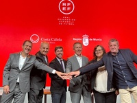 El director general de Deportes, Francisco Javier Sánchez, y el presidente del Comité Nacional de Fútbol Sala, José Miguel Monje, junto con los representantes...