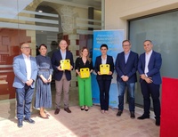 El director general de Medio Ambiente, Francisco Marín, con el resto de organizadores y premiados en la campaña 'Municipios más recicladores de la...
