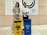 El director del Itrem, Juan Francisco Martínez, y Aída Fernando, de Ecoembes en la Región de Murcia, muestran las papeleras amarillas y azules que...