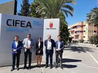 El consejero Antonio Luengo, durante la visita al Cifea de Molina de Segura.