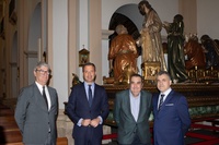 El consejero de Presidencia, Turismo, Cultura, Juventud, Deportes y Portavocía, Marcos Ortuño, acompañado por el presidente de la cofradía, Carlos...