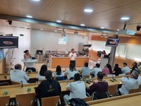 El reconocido chef Quique Dacosta se dirige a los asistentes a las II Jornadas de Alta Cocina.