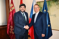 El jefe del Ejecutivo autonómico, Fernando López Miras, se reúne con el embajador de la República Checa en España, Ivan Jan¿árek