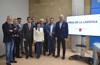 El consejero de Fomento e Infraestructuras, José Ramón Díez de Revenga, junto con la directora general de Movilidad y Litoral, Marina Munuera, y ...