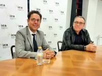 El director general del Instituto de las Industrias Culturales y las Artes (ICA), Manuel Cebrián (d), junto al presidente del Gremio de Editores ...