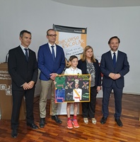 El consejero Víctor Marín junto al alumno premiado en el concurso ¿Qué es un rey para ti?, Miguel Zapata del colegio San Pedro Apóstol (San Pedro...