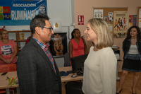 La consejera de Política Social, Familias e Igualdad, Conchita Ruiz Caballero, junto al presidente de la Asociación Rumiñahui, Vladimir Arturo Paspuel, en su visita al centro