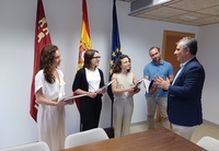 El consejero de Medio Ambiente, Mar Menor, Universidades e Investigación, Juan María Vázquez, recibe a los investigadores del proyecto TRUST.