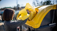 Una ciudadana echa al contenedor algunos residuos reciclables (1)