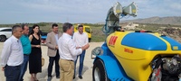 El consejero en funciones Antonio Luengo, durante su visita a la finca donde se utiliza el novedoso sistema de nebulización.