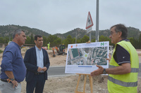 El consejero en funciones de Fomento e Infraestructuras, José Ramón Díez de Revenga, y el alcalde de Pliego, Antonio Huéscar, supervisan las obras...