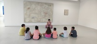 Los niños participantes en la actividad de ICA Educa, en el Centro Párraga, escuchan las explicaciones sobre arte contemporáneo.