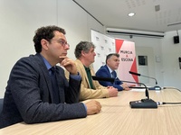 Imagen de archivo del director general del ICA, Manuel Cebrián (i), el presidente de la asociación MurciaaEscena, Nacho Vilar (c), y el secretario...