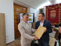 El secretario general de la Consejería, Juan Antonio Lorca, y el alcalde de Abanilla, José Antonio Blasco, muestran uno de los documentos históricos...