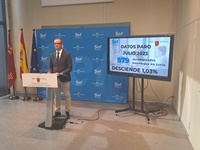 El consejero en funciones de Educación, Formación Profesional y Empleo, Víctor Marín, presentó los datos del paro del mes de julio.