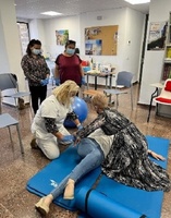 Profesionales de Atención Primaria del área VII de Salud enseñan técnicas a los cuidadores de grandes dependientes