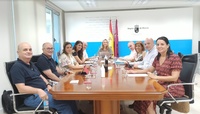 La consejera en funciones de Política Social, Familias e Igualdad, Conchita Ruiz, junto a los miembros del Consejo de Administración del IMAS