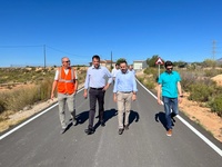 El director general del Agua, José Sandoval (2i), y el alcalde de Abanilla (2d), José Antonio Blasco, recorren uno de los caminos reparados.