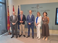 El consejero en funciones de Educación, Formación Profesional y Empleo, Víctor Marín, presentó las novedades del inicio de curso junto al equipo directivo de la Consejería.
