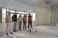 La consejera en funciones de Política Social, Familias e Igualdad, Conchita Ruiz, durante su visita a las obras del Centro de Crisis destinado a ...