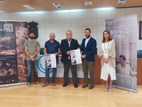 El director del Itrem, Juan Francisco Martínez (2d), junto al alcalde de Totana, Juan Pagán (c), y organizadores del evento, en la presentación de la I Feria Argárica.