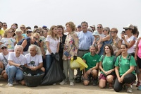 El consejero de Medio Ambiente, Universidades, Investigación y Mar Menor, Juan María Vázquez, junto a S.M. la Reina Sofía en San Javier con motivo del inicio de la campaña de limpieza de entornos marinos '1m2 por las playas y los mares' del proyecto LIBERA (2)