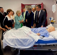 El consejero de Economía, Hacienda y Empresa, Luis Alberto Marín, durante la visita al campus de Ciencias de la Salud junto a la comisaria europea de Cohesión y Reformas, Elisa Ferreira, y el alcalde de Murcia, José Ballesta