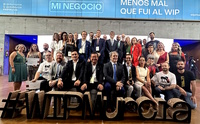 El consejero de Economía, Hacienda y Empresa, Luis Alberto Marín, posa junto a los participantes y premiados en la edición de 2022 del Premio Emprendedor del Año Info-Exolum