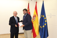Fernando López Miras recibe la Memoria Socioeconómica y Laboral de la Región de Murcia correspondiente al año 2022 elaborada por el Consejo Económico y Social de la Región
