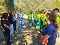 La directora general del SEF, Marisa López, durante su visita a los alumnos del programa de jardinería en Caravaca de la Cruz (2).