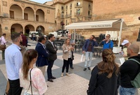 Un momento de la visita de los turoperadores italianos a la plaza de España de Lorca.