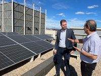 El director general de Energía y de Actividad Industrial y Minera, Federico Miralles, visita la instalación de autoconsumo construida en la azotea del Centro Regional de Industria y Energía.